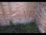 08316 ostia - regio v - insula ii - caseggiato (v,ii,10) - raum (6) - detail - suedwestecke - 06-2024.jpg